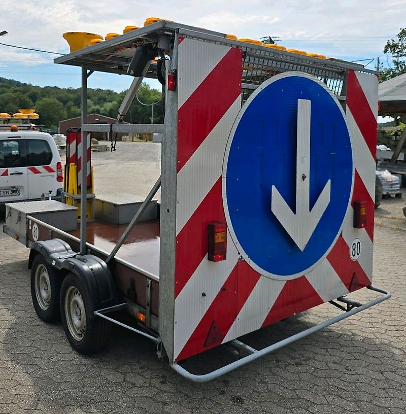 Nissen A41/L-09-200 LED Absperrtafel FAT Sperrwand Verkehrsleittafel Verkehrssicherungsanhänger Leittafel Verkehrsleitanhänger Horizont Verkehrssicherung